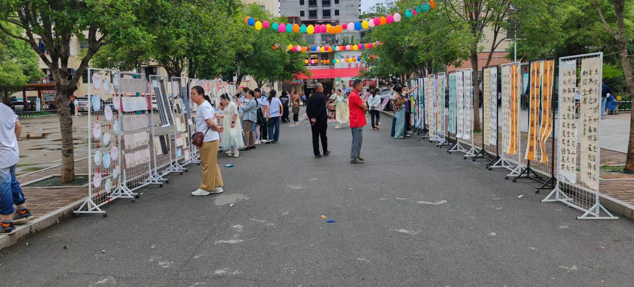 五峰铺镇中心完小成功举办第五届校园艺术节暨“六一”文艺汇演、课后服务书画展