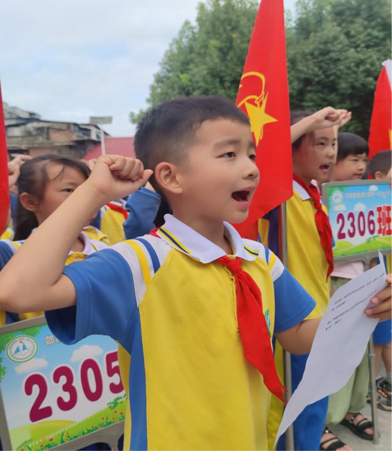 “红领巾心向党，争做新时代好队员”