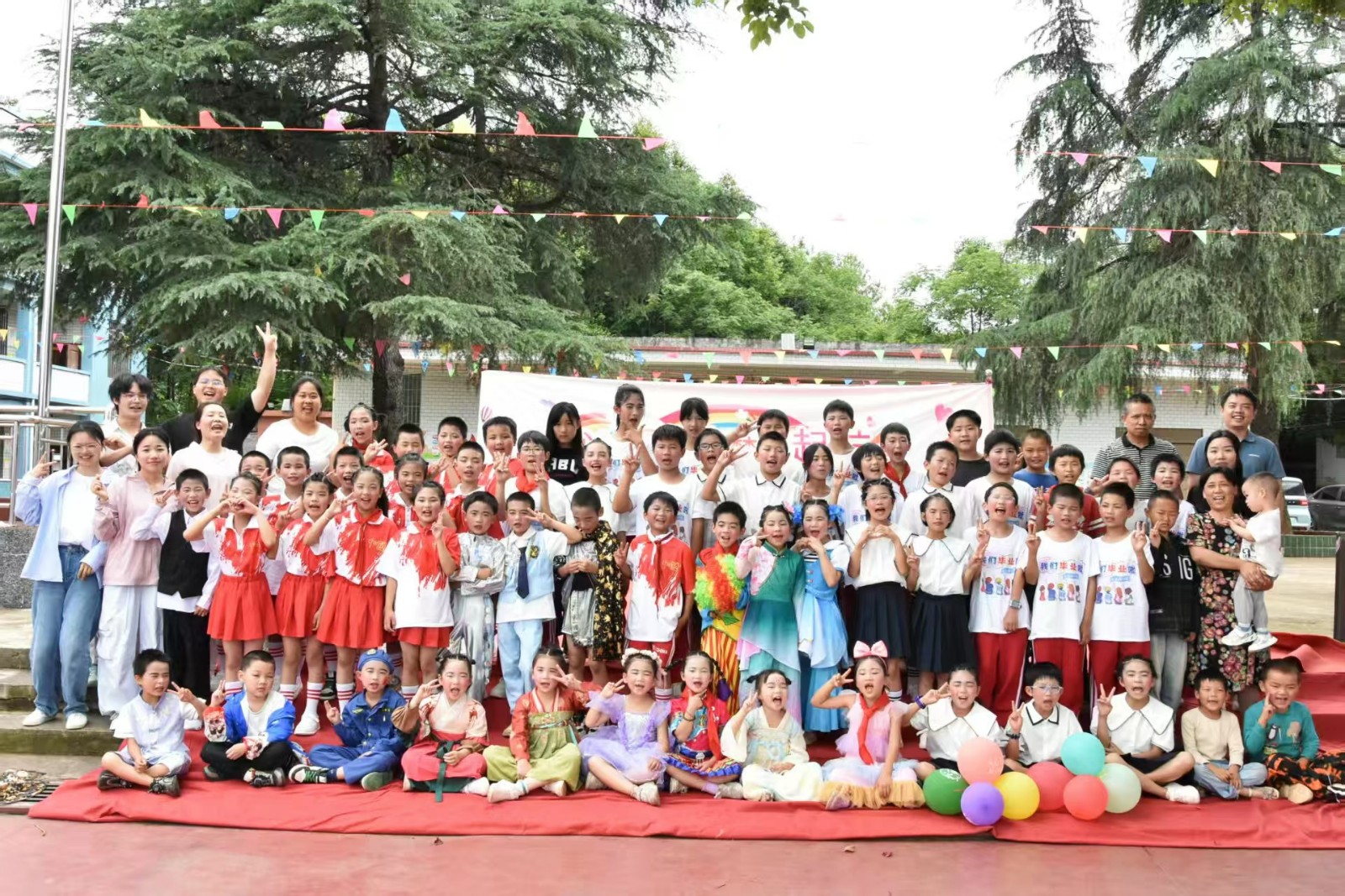 下花桥镇两校联合汇演庆六一，村干部表彰优秀学子