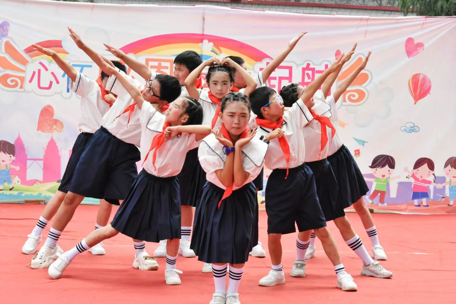 下花桥镇两校联合汇演庆六一，村干部表彰优秀学子