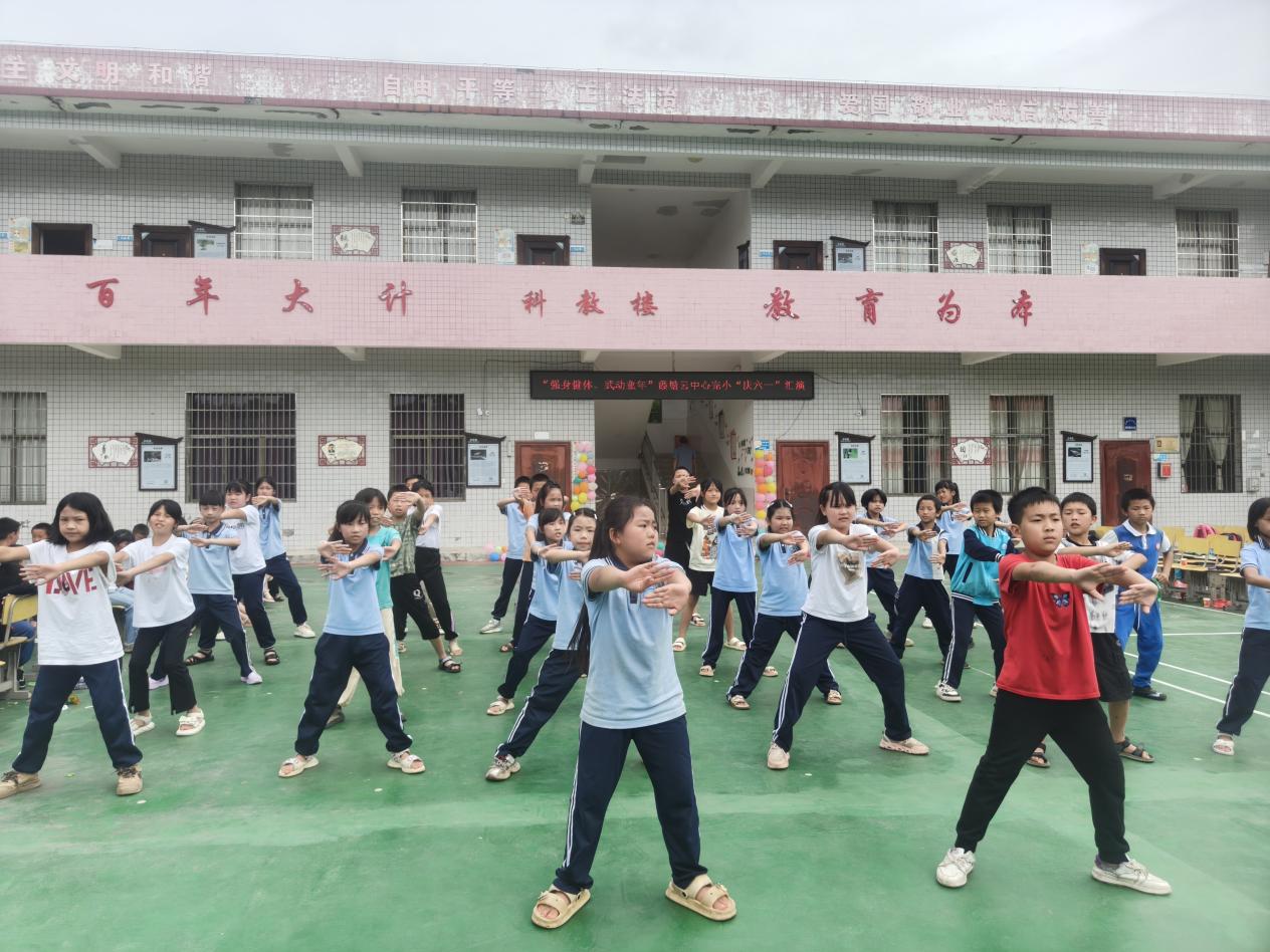 霞塘云中心完全小学：“强身健体，武动童年” 武术进校园焕发新活力