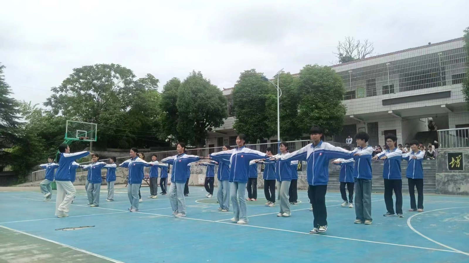 青春律动展风采 梽木山中学体操比赛圆满落幕