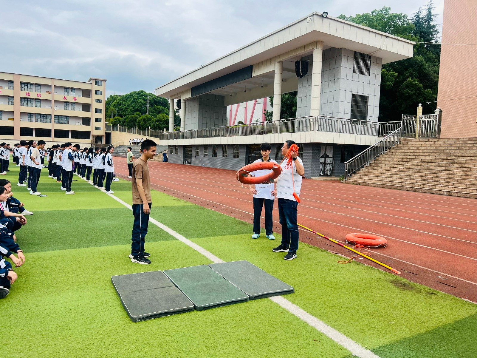 隆回二中举行防溺水实战演练，筑牢校园安全生命线