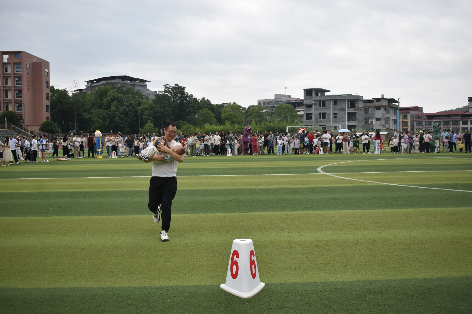 隆回二中举办“六一童心飞扬，二中快乐起航”亲子活动