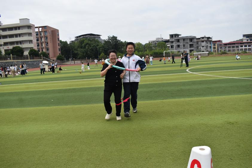 隆回二中举办“六一童心飞扬，二中快乐起航”亲子活动