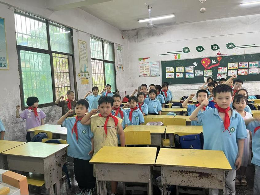 塘渡口镇第二完全小学举行2025年新队员入队仪式