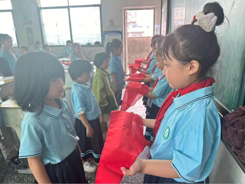 塘渡口镇第二完全小学举行2025年新队员入队仪式