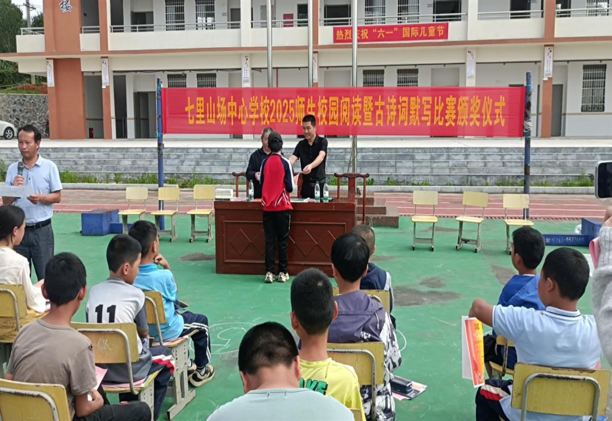 诗韵悠扬满校园 师生共书翰墨香