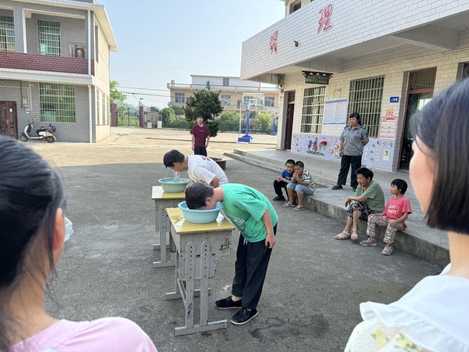 预防溺水—— 下花桥镇石联小学防溺水安全演练简报