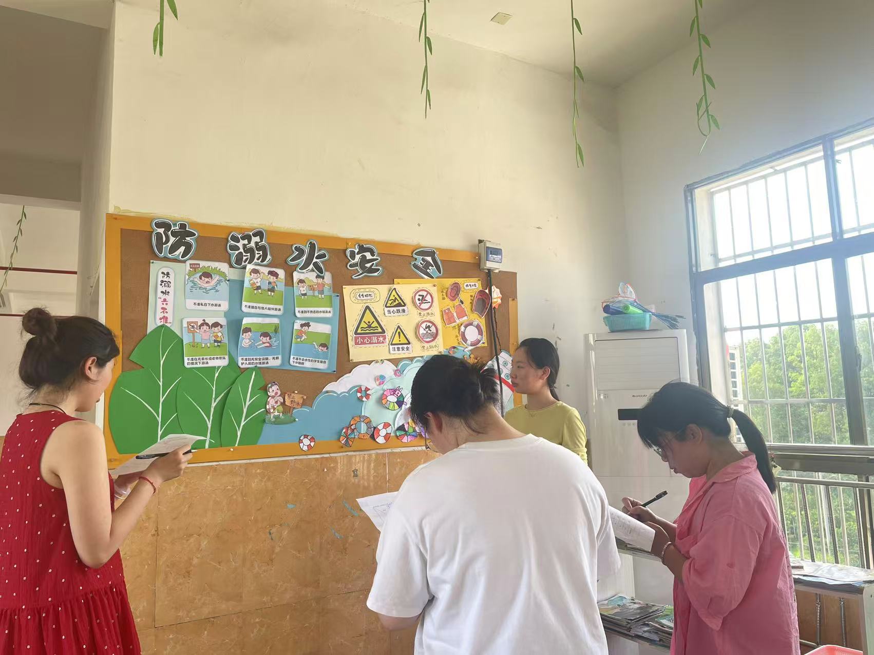 万塘乡白马田幼儿园 开展防溺水安全主题环境创设评比