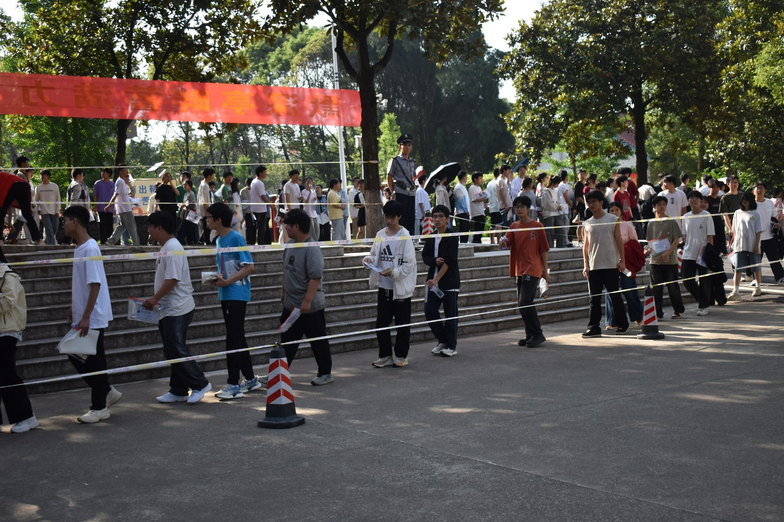 隆回近万名高考考生奔赴考场