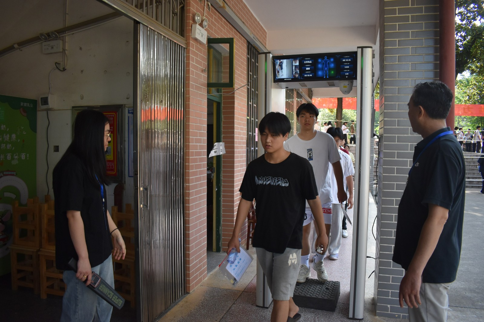 隆回近万名高考考生奔赴考场