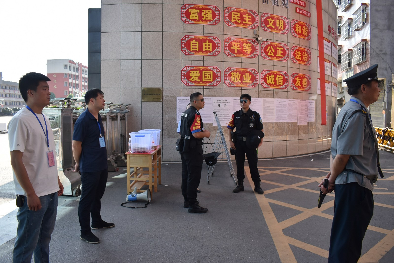 隆回近万名高考考生奔赴考场