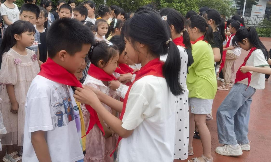 万塘中心小学举行少先队入队仪式