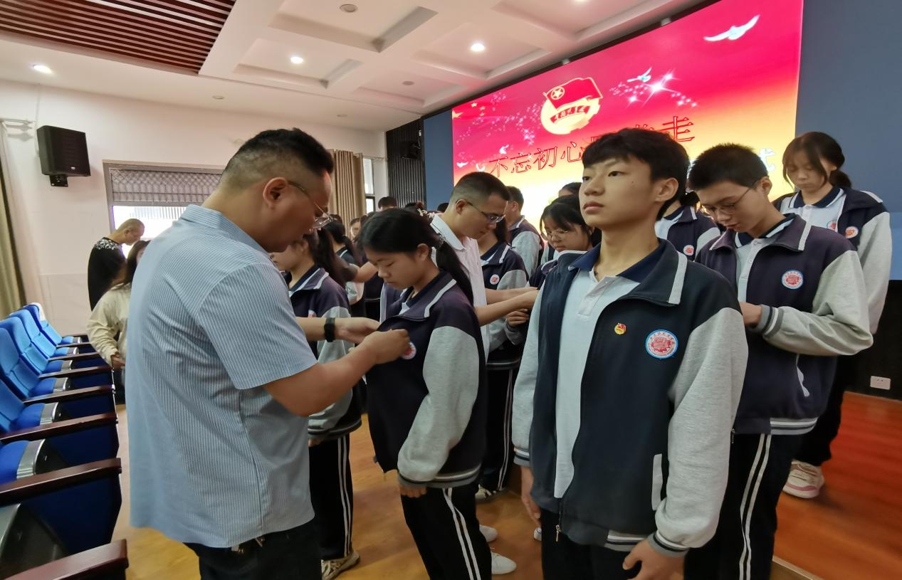 不忘初心跟党走