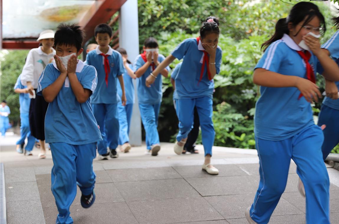 城区二小开展消防应急疏散演练