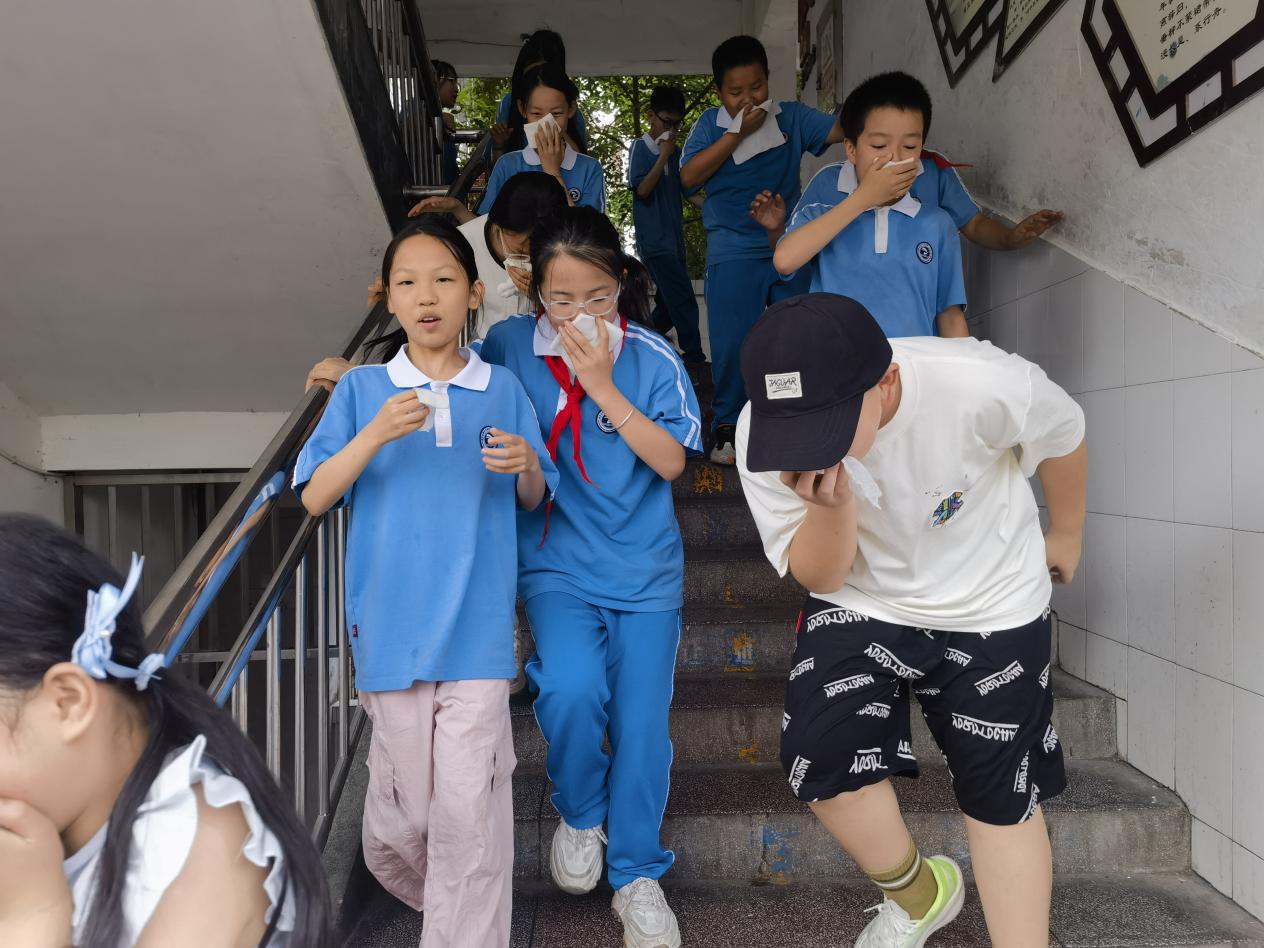 城区二小开展消防应急疏散演练