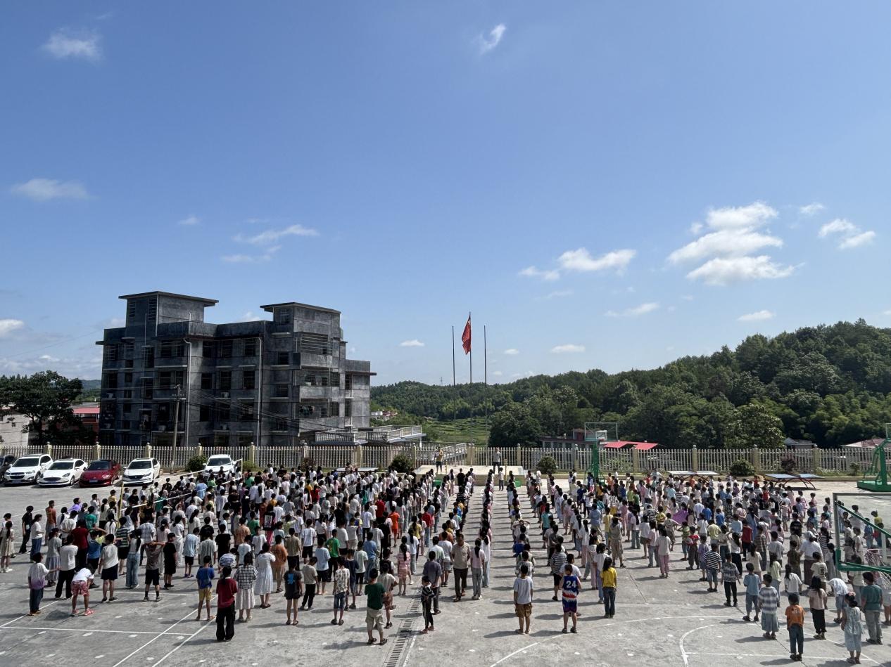 筑牢安全防线 护航健康成长