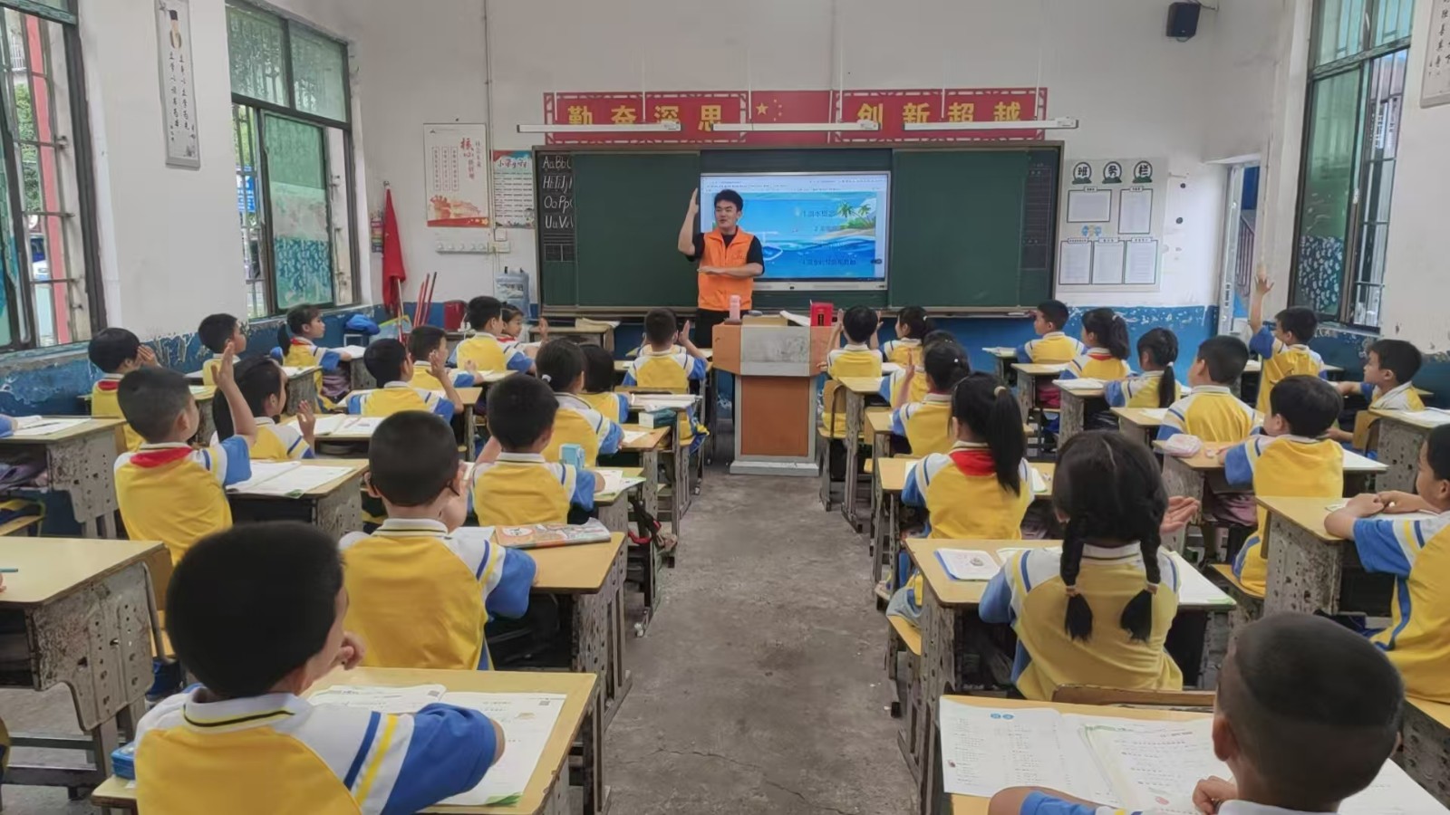 防溺水教育宣讲团走进校园，筑牢学生安全防线