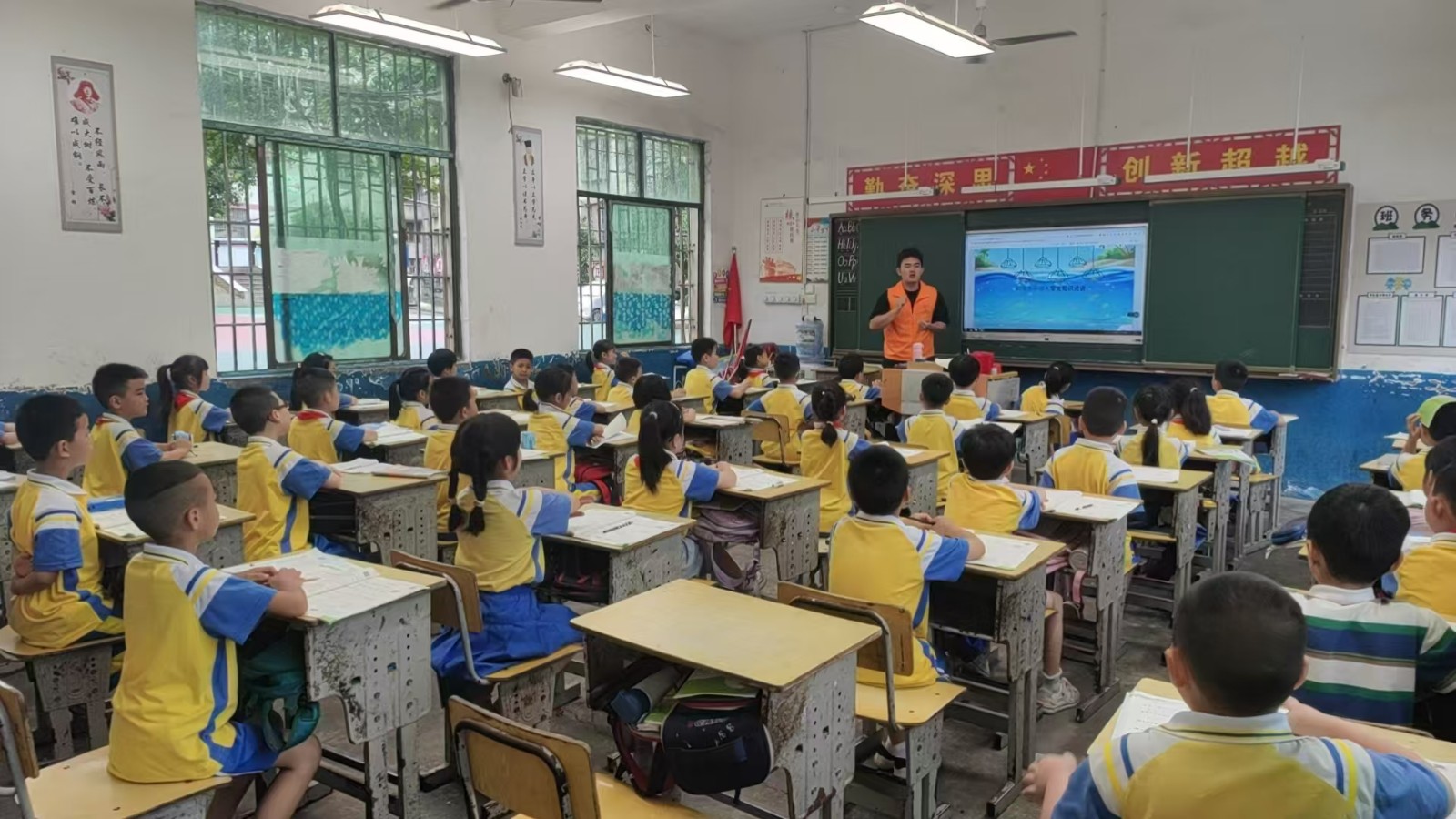 防溺水教育宣讲团走进校园，筑牢学生安全防线