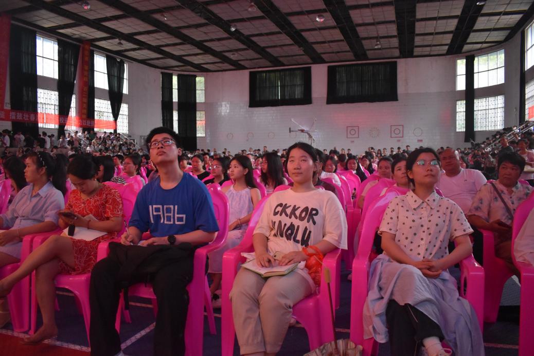 隆回二中邀请校友欧阳文邦回母校指导精准填报高考志愿