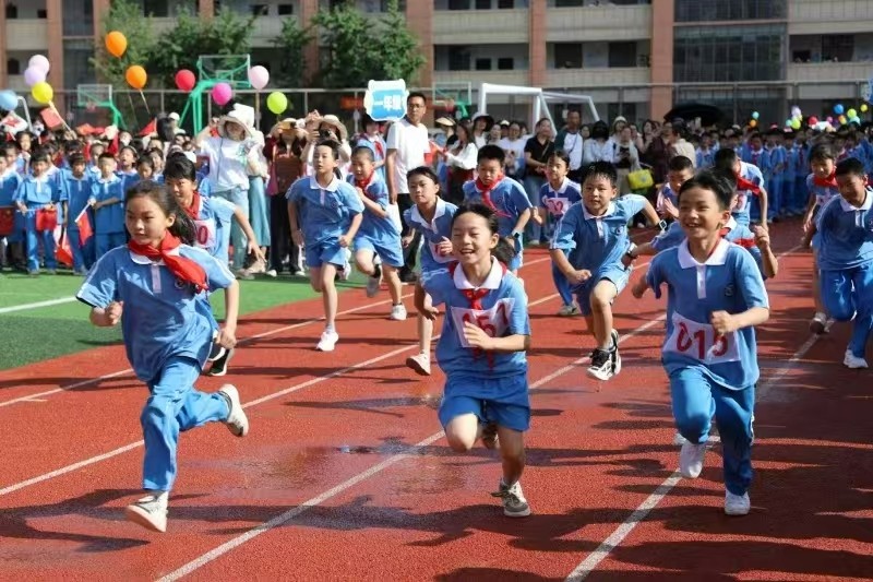 邵东市城区二小第六届体育节圆满闭幕：荣耀收官展风采，绿茵逐梦正当时