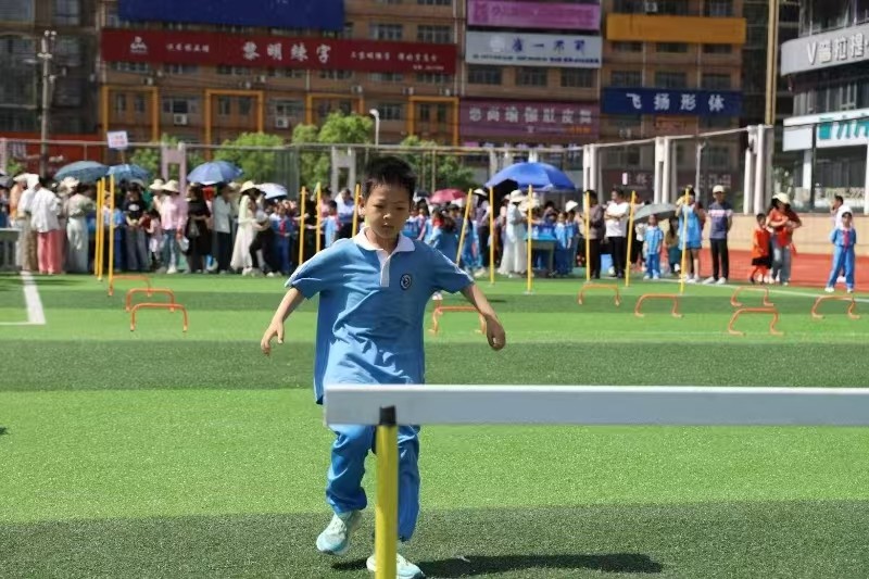 邵东市城区二小第六届体育节圆满闭幕：荣耀收官展风采，绿茵逐梦正当时