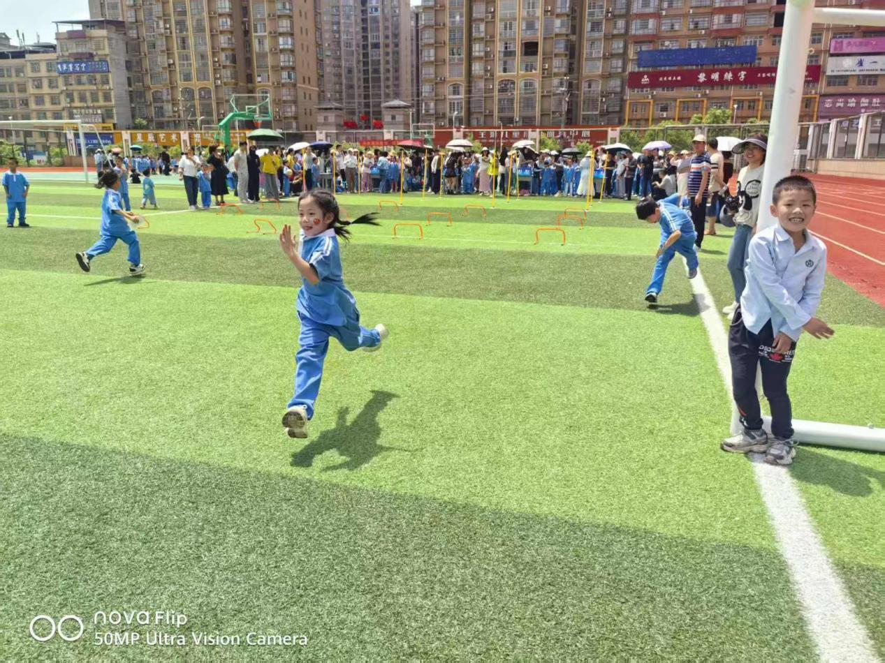 邵东市城区二小第六届体育节圆满闭幕：荣耀收官展风采，绿茵逐梦正当时