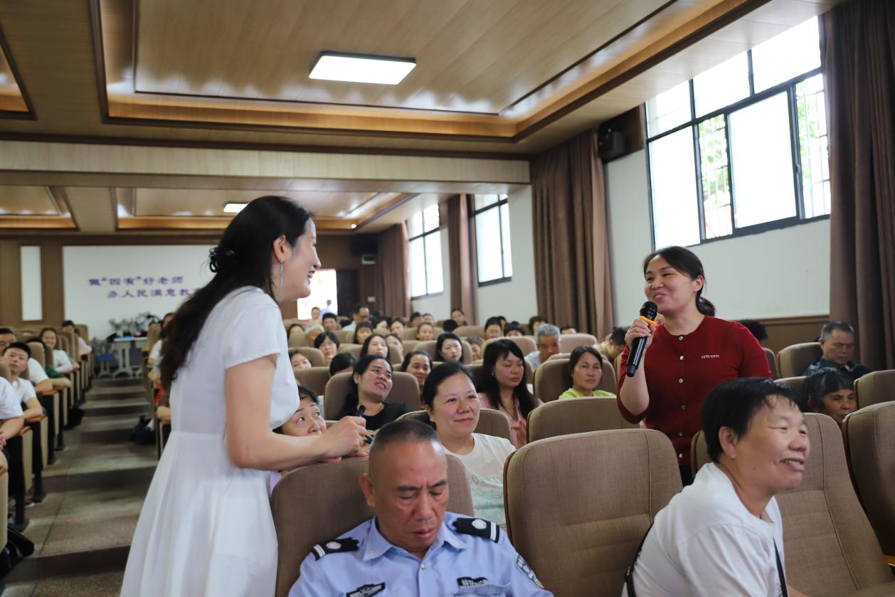 城区二小开展“推开高效亲子沟通的三扇门”主题讲座 助力家校共育