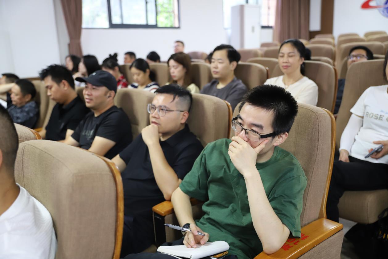 城区二小开展“推开高效亲子沟通的三扇门”主题讲座 助力家校共育