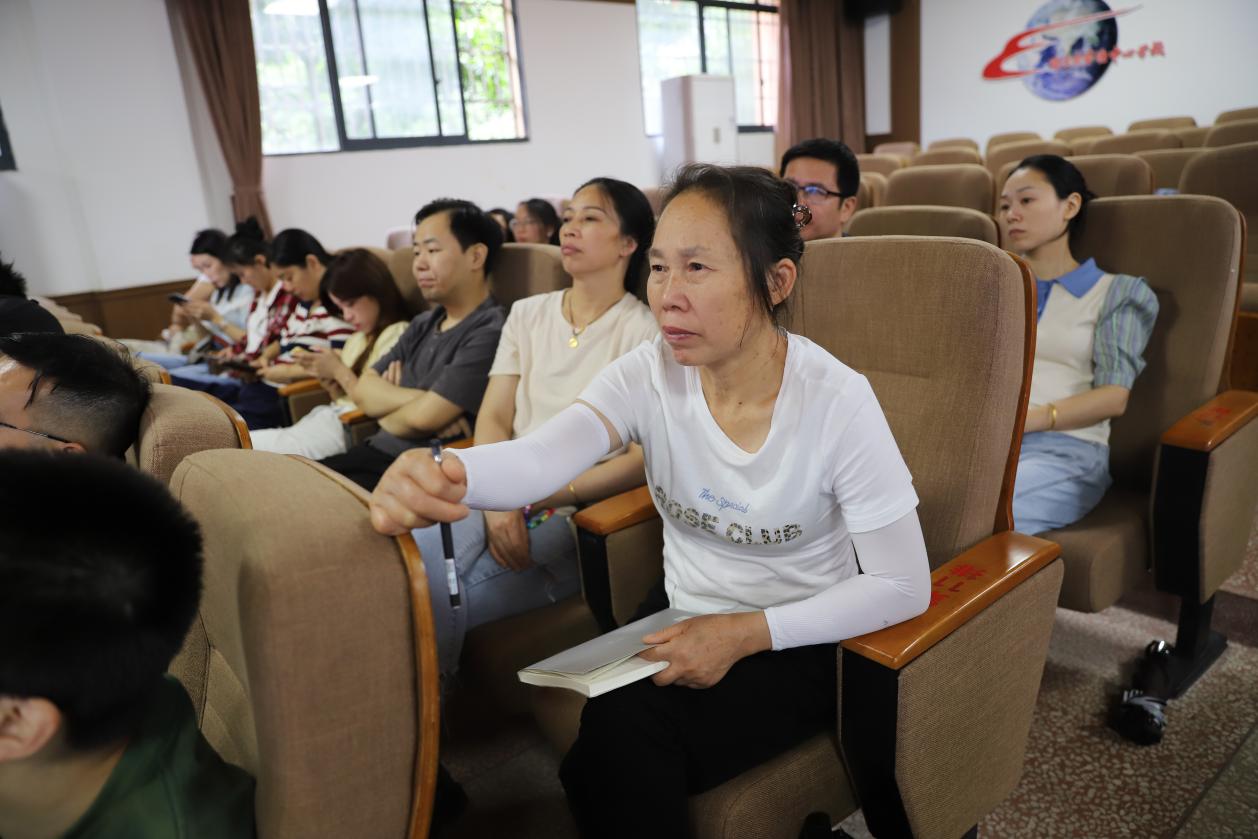 城区二小开展“推开高效亲子沟通的三扇门”主题讲座 助力家校共育