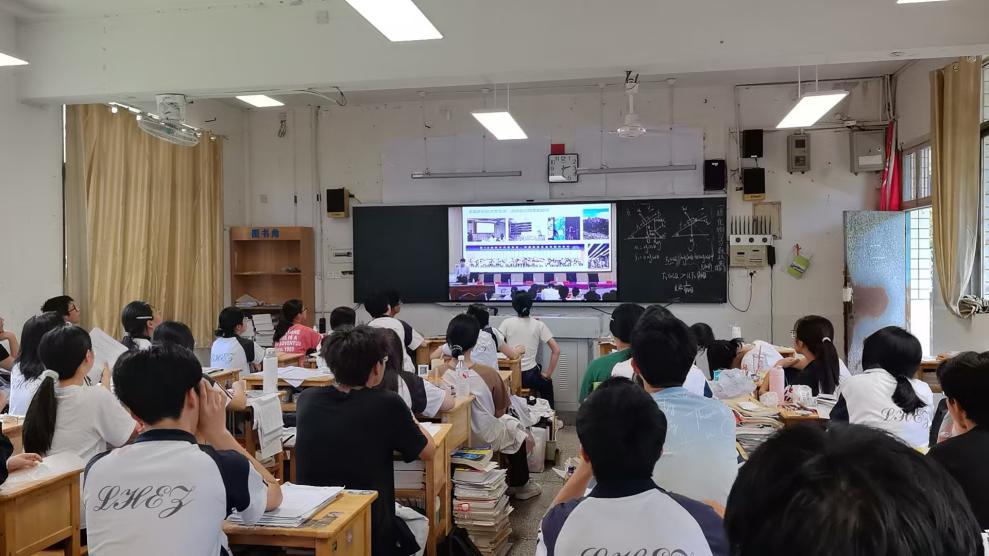 “走进邵阳助学公益行 ”宣讲团到隆回二中讲学助力学子逐梦高考