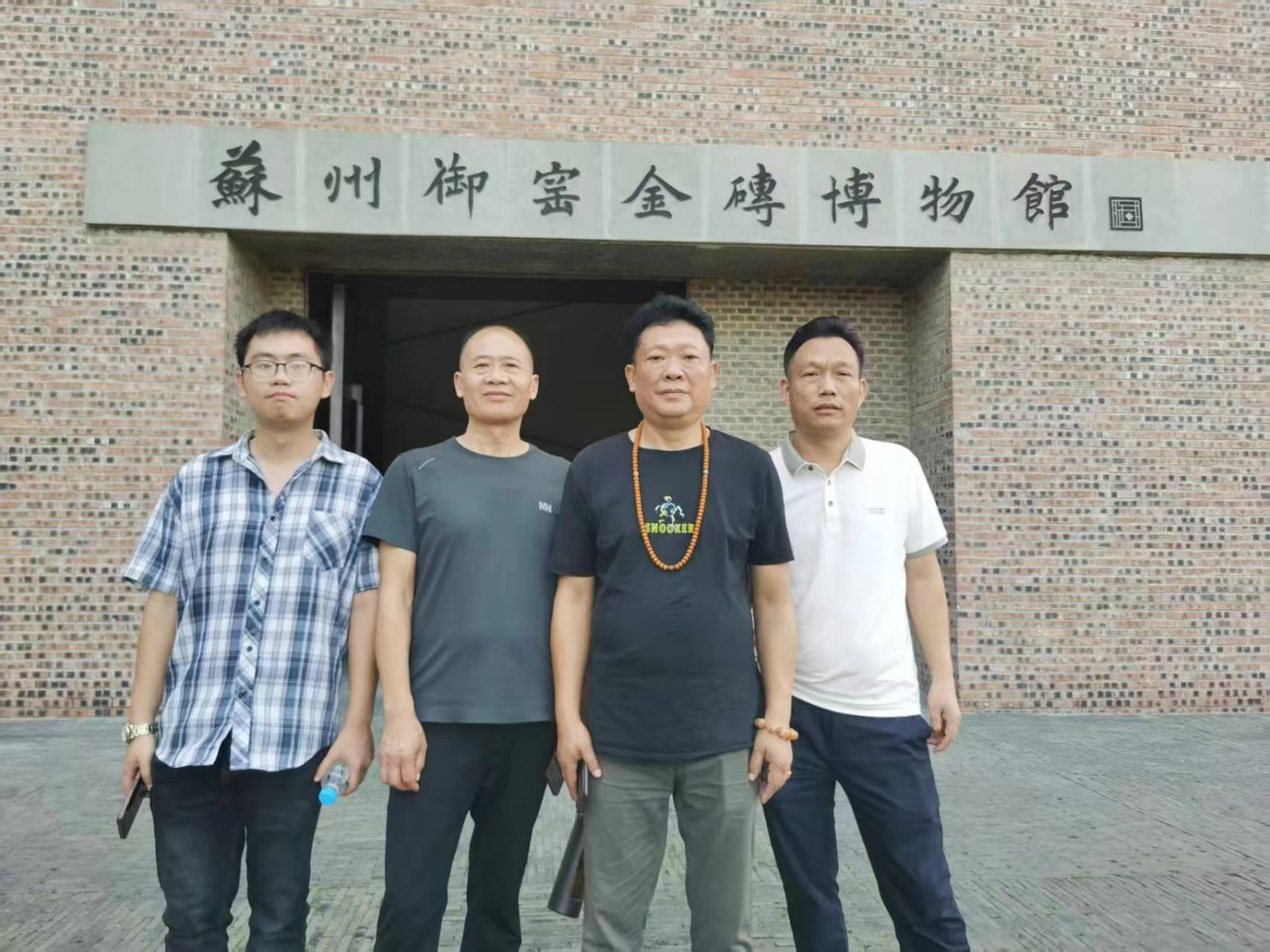 吴地七月风，携友踏歌行         绿皮载梦至，甥辈意殷殷