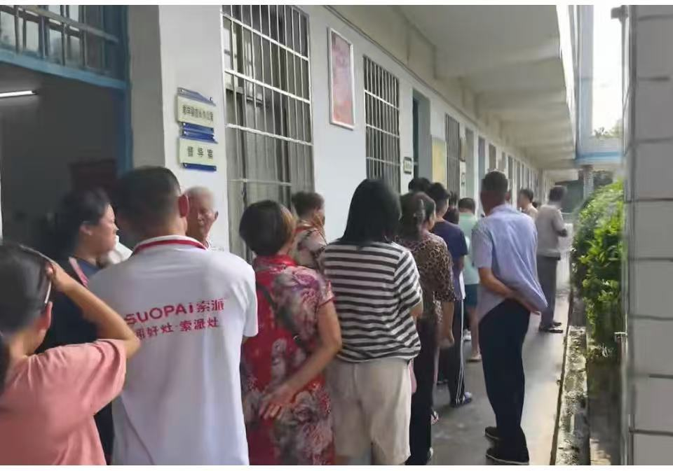 邵阳县工业职业技术学校高一新生学位确认现场火爆，学位告急