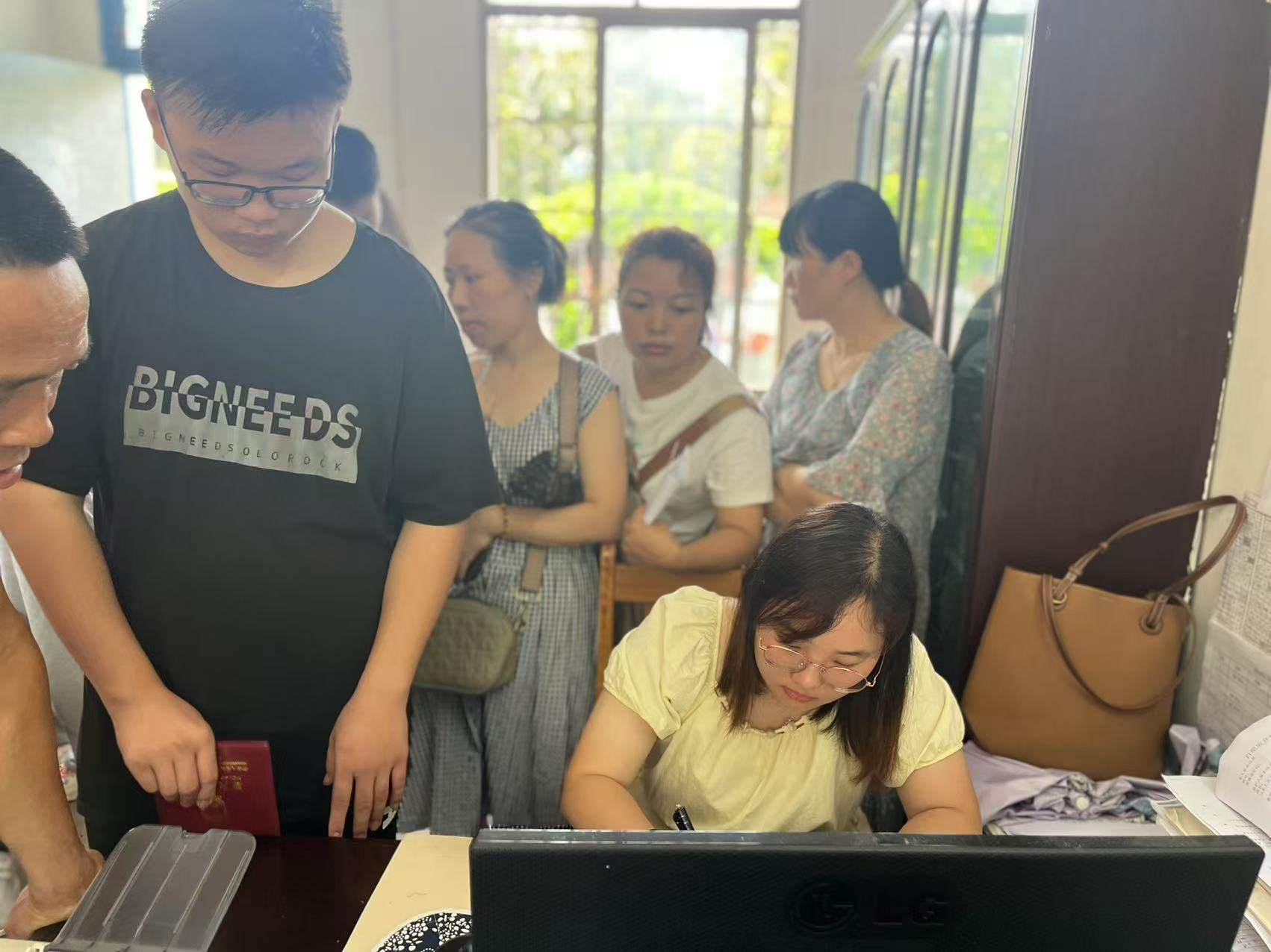 邵阳县工业职业技术学校高一新生学位确认现场火爆，学位告急