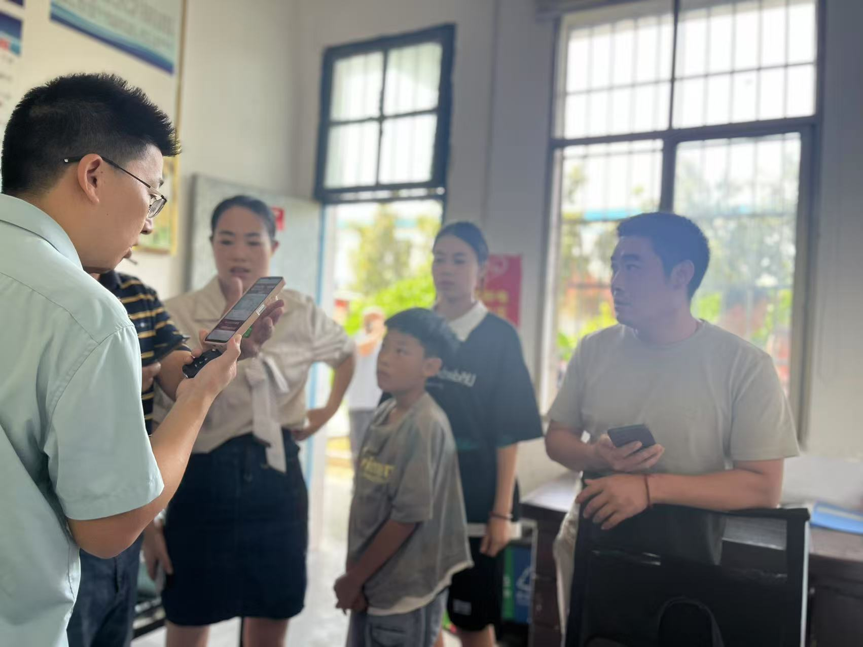 邵阳县工业职业技术学校高一新生学位确认现场火爆，学位告急