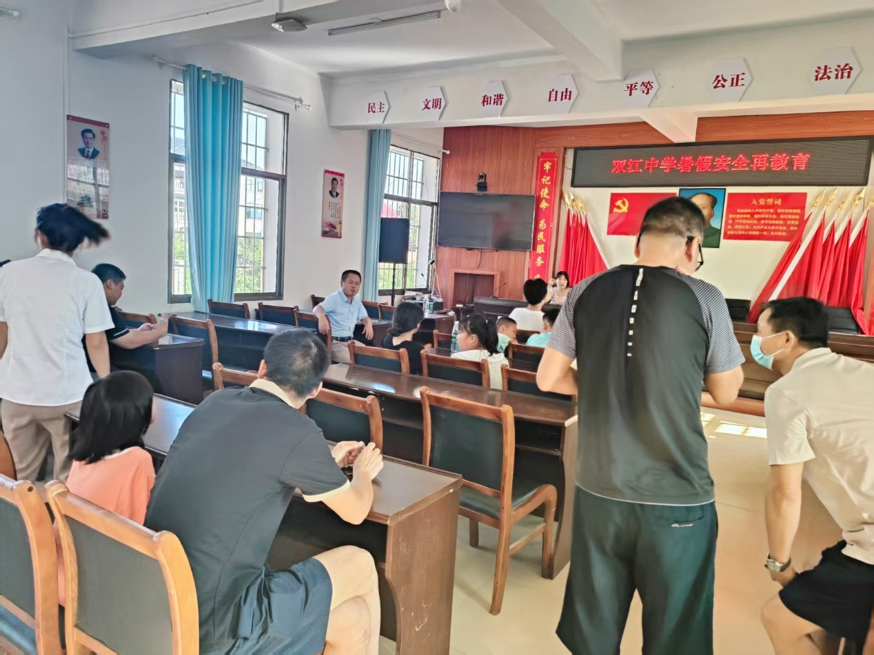 校村携手送安全 暑期防护暖童心