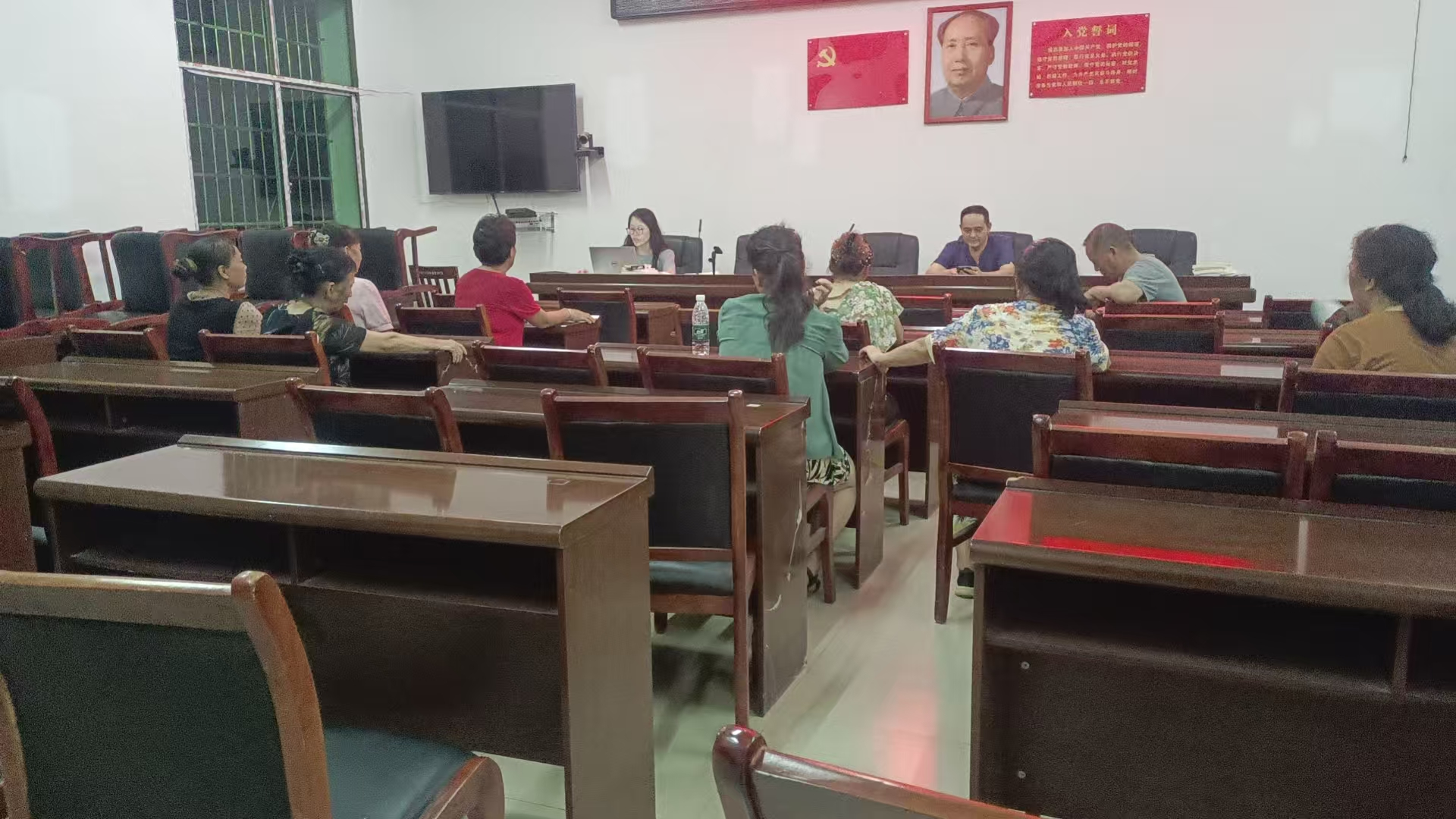 教师携手村部开展安全防护宣传 织密乡村安全防护网