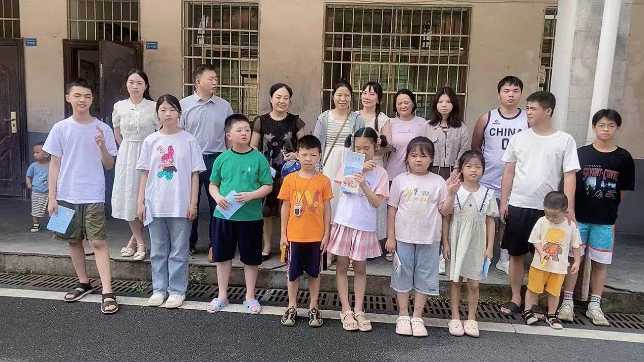 暑期筑起安全屏障志愿者教师们进社区，村部开展安全再教育