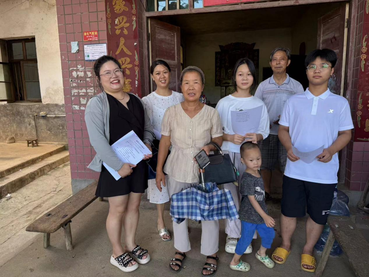 暑期筑起安全屏障志愿者教师们进社区，村部开展安全再教育