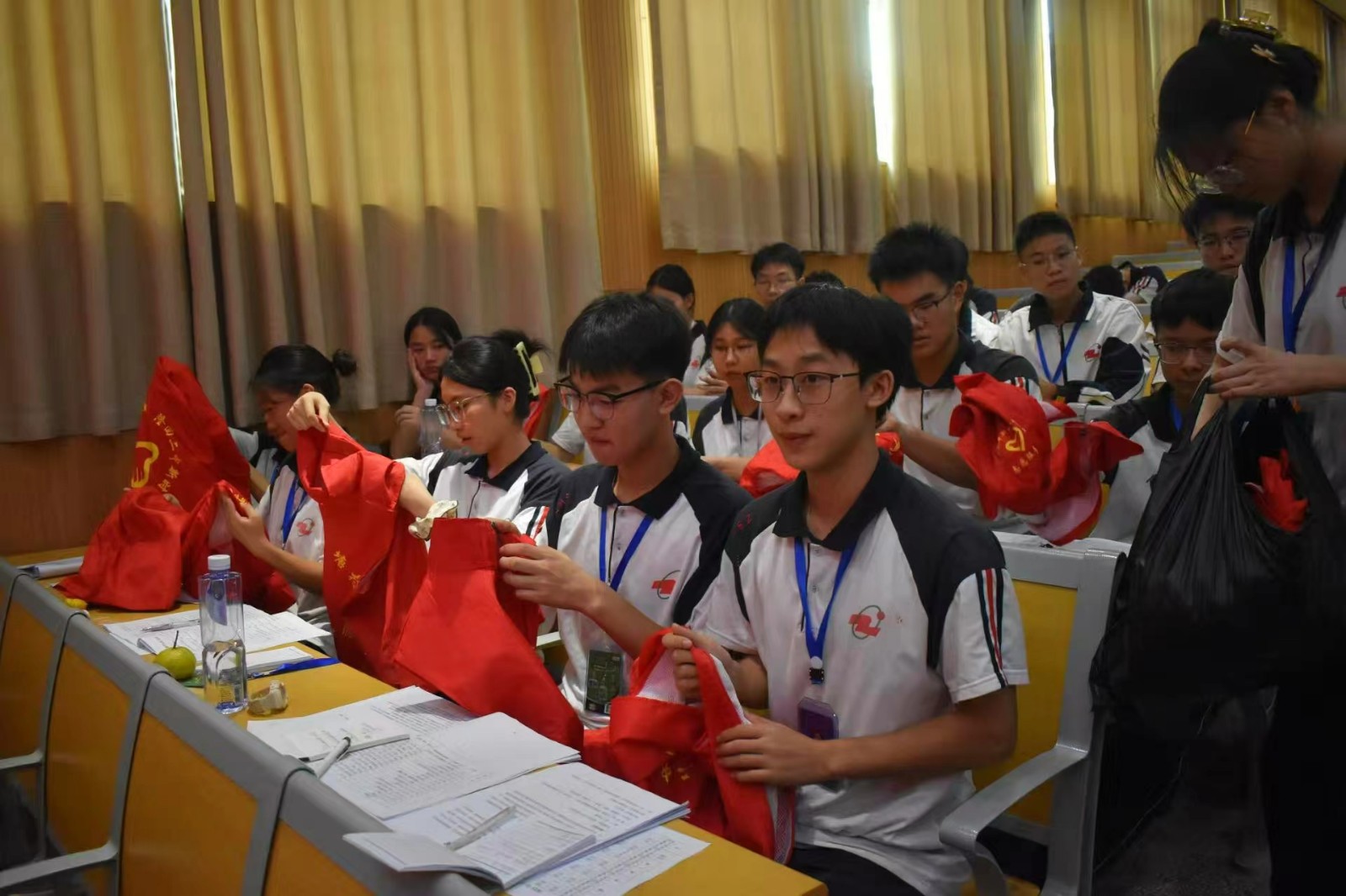 隆回二中培训新生在校“引路人”