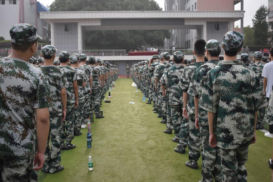 隆回二中举行2025级高一新生军训动员大会