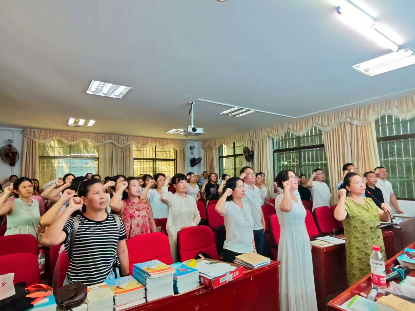 二完小开展暑假教师全员培训：铸师魂强素养，赋能教育新发展