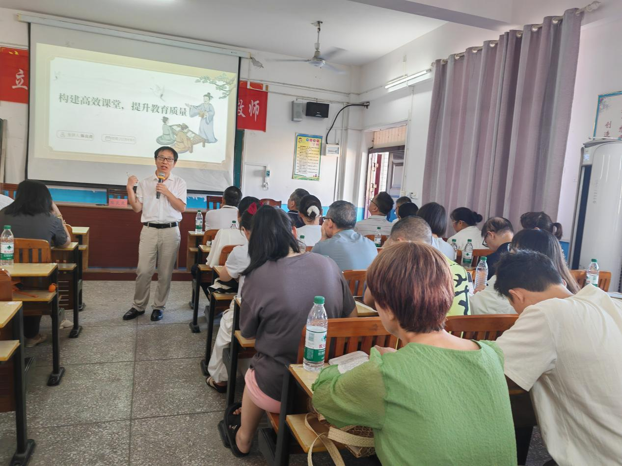 五峰铺镇中心完小培训点成功 举办暑期全员培训