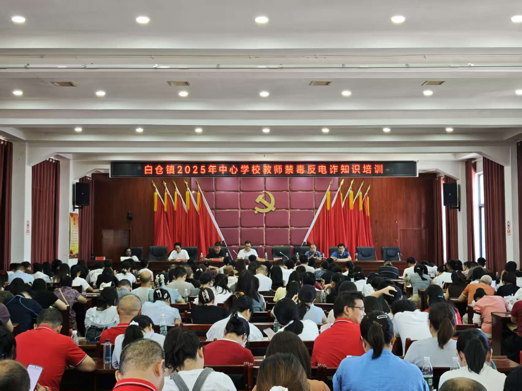 “砥砺深耕行致远，笃行不怠领芳华”