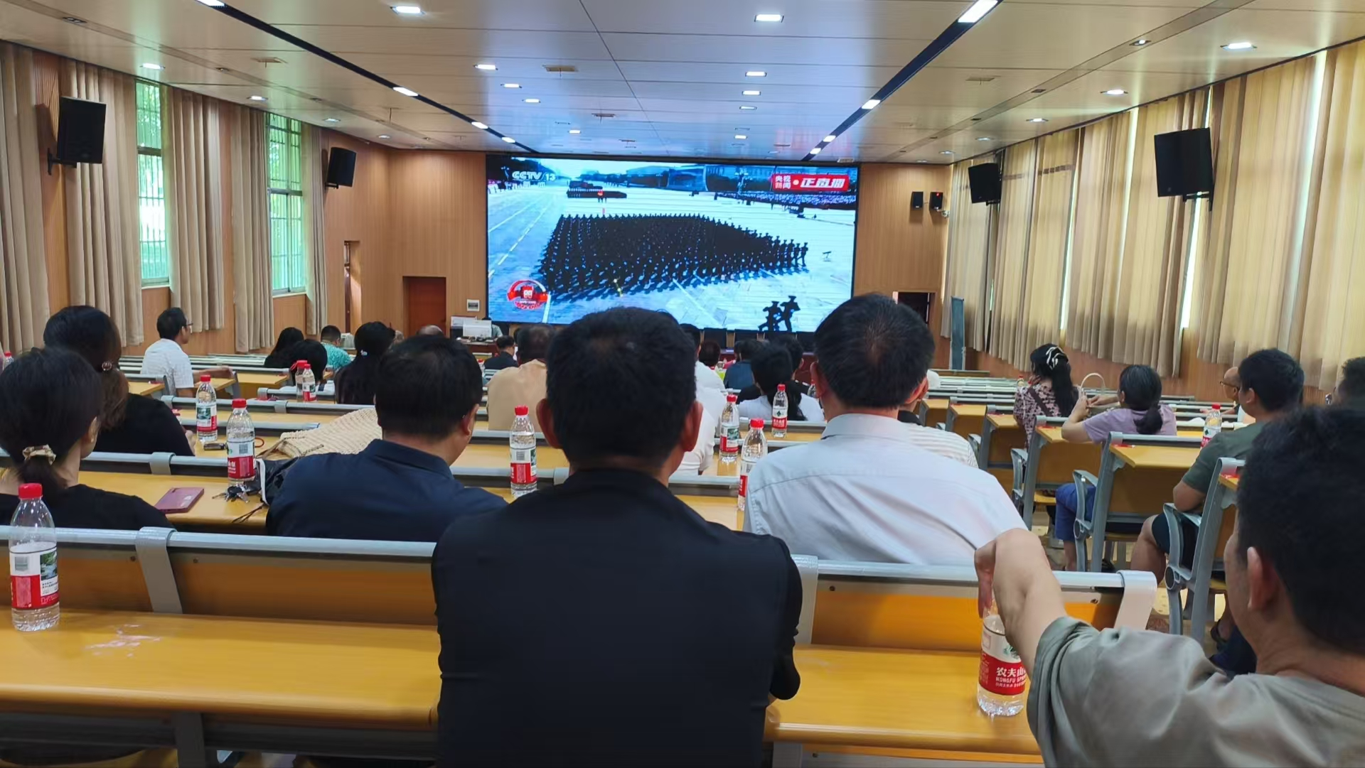 隆回二中组织观看阅兵式