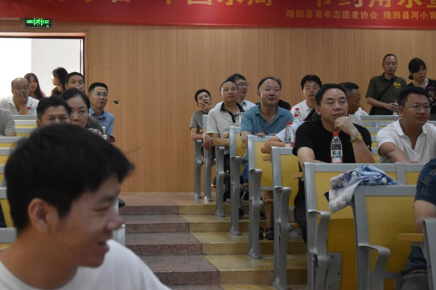 隆回二中组织观看阅兵式