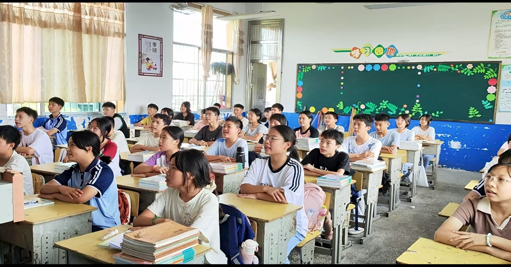 下花桥镇中学开展 “9.3” 阅兵观看活动厚植师生爱国情怀