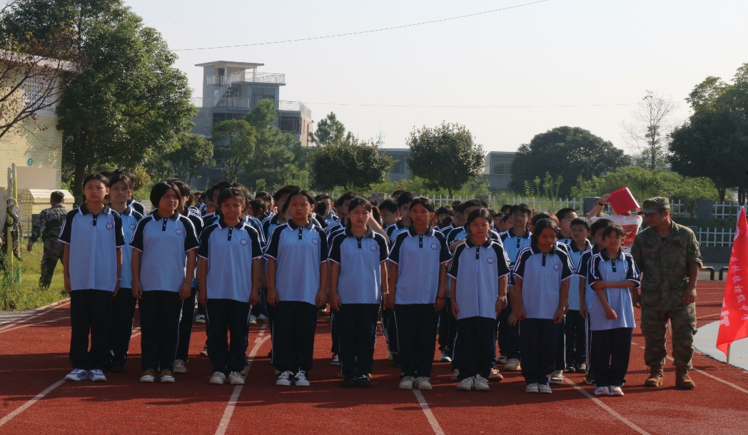 下花桥镇中学开展 “9.3” 阅兵观看活动厚植师生爱国情怀