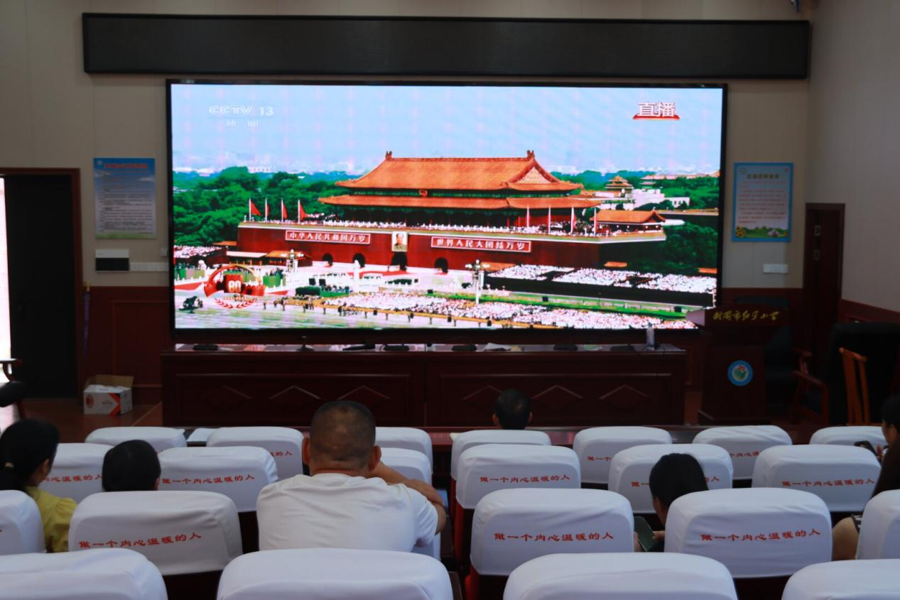 观阅兵盛典，燃爱国童心